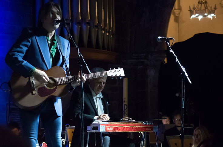 Justin Currie on stage with the RSNO at Paisley Abbey