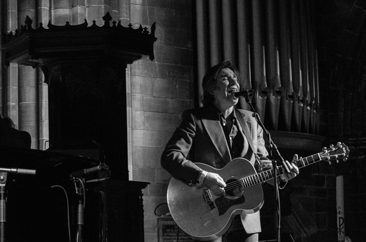 Justin Currie on stage with the RSNO at Paisley Abbey