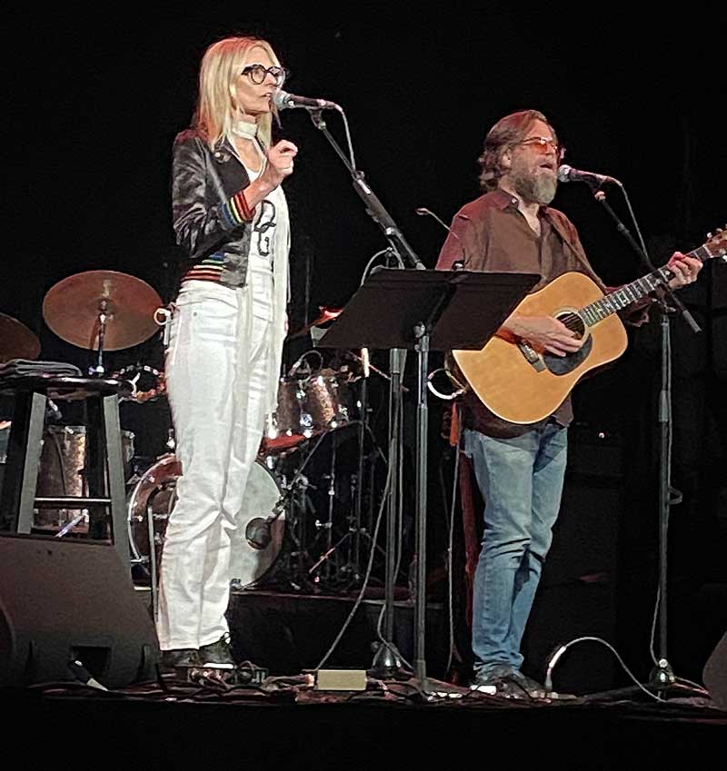 Aimee Mann and Jonathan Coulton performing in Tarrytown, NY 2023.